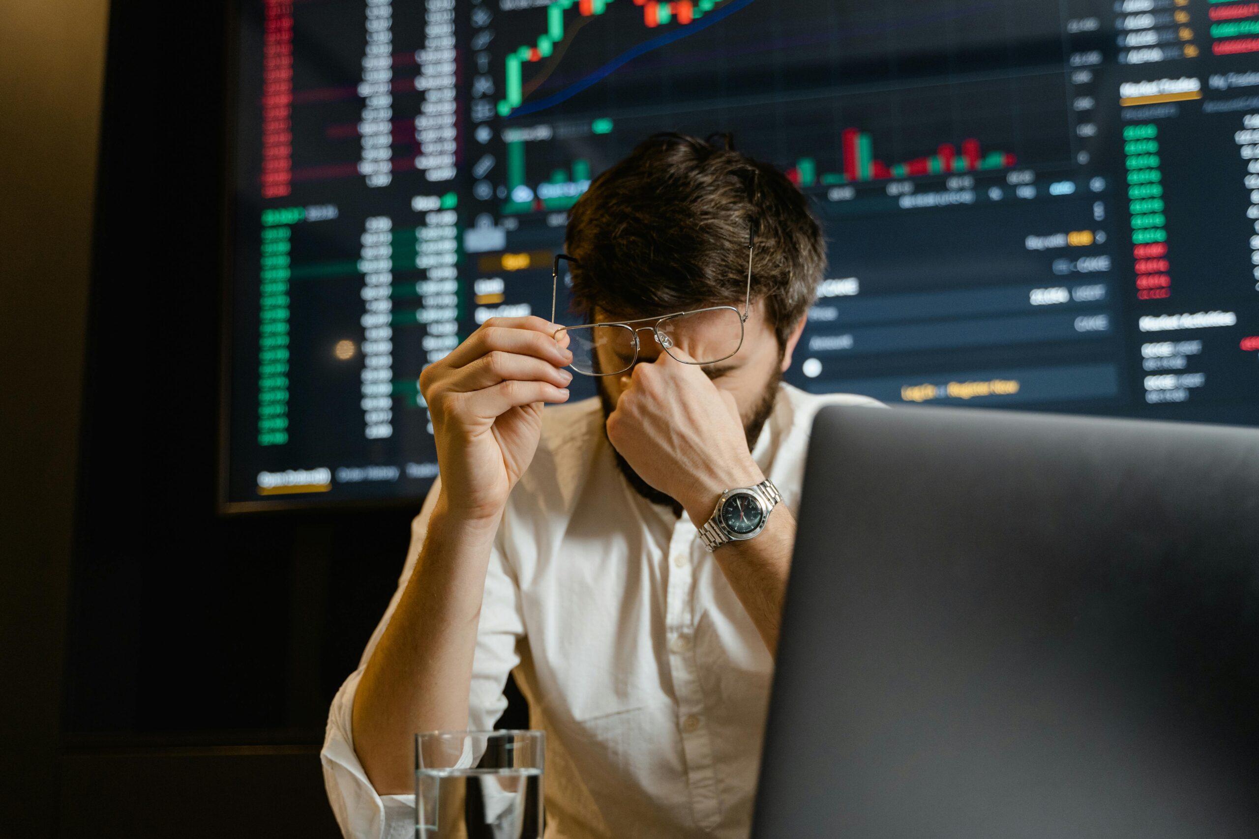 What happens if a stockbroker shuts down in India?